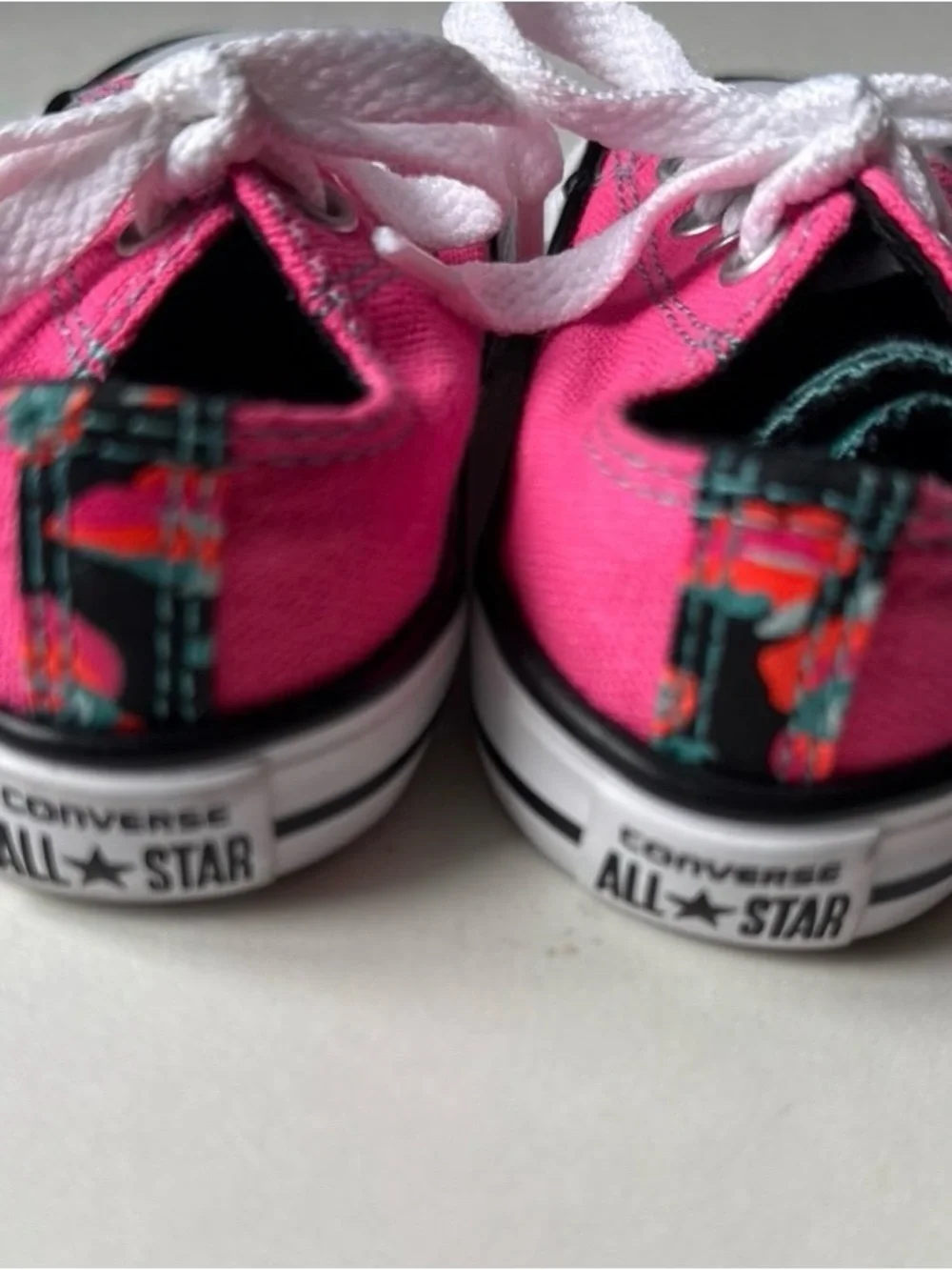 Chuck Taylor Neon Pink Toddler SIZE 5 All-Star Low Top (754835F)-NWOB